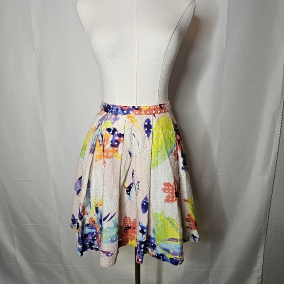 Trina Turk bubble Floral Crochet Women's Skirt size 0 - Picture 3 of 7